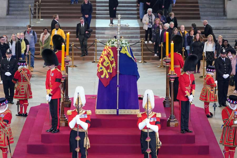 Queen Elizabeth II’s Funeral: ওয়েস্টমিনস্টার অ্যাবেতে রানির শেষকৃত্য, কারা কারা থাকছেন, কারাই বা বাদ পড়লেন ? দেখুন