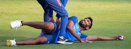 Jasprit Bumrah : জাদেজার পর এবার  বুমরা !  পিঠের চোটে কাবু, দলে শামি