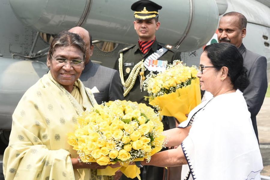 প্রথম বঙ্গ সফরে রাষ্ট্রপতি, দ্রৌপদী মুর্মুকে স্বাগত জালালেন মমতা বন্দ্যোপাধ্যায়