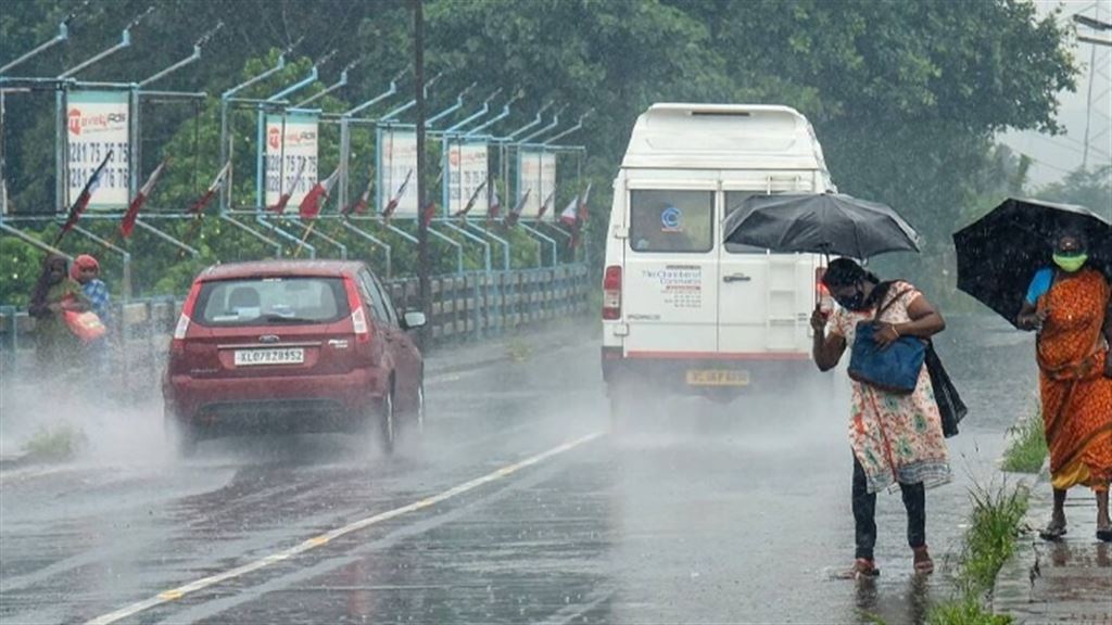 কয়েক ঘন্টার মধ্যেই ভাসবে কলকাতা সহ দক্ষিণবঙ্গ, পূর্বাভাস হাওয়া অফিসের