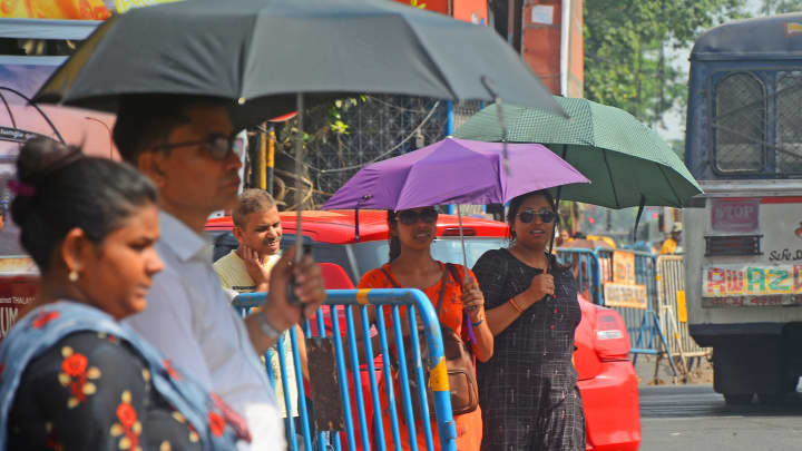 Weather Report: আকাশ মেঘাচ্ছন্ন থাকলেও, আর্দ্রতাজনিত অস্বস্তি স্থির