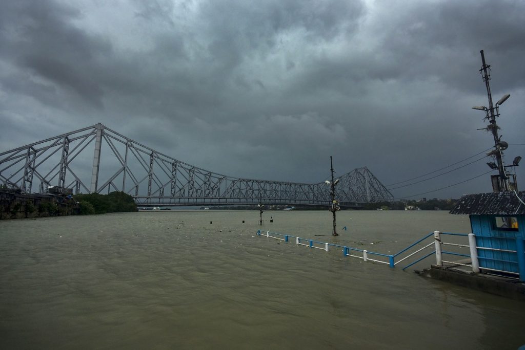 Cyclone Remal: ভারী বৃষ্টিতে জলমগ্ন হাওড়া, ঘূর্ণিঝড় রেমালের প্রভাবে বাড়ির উপরে ভেঙেছে গাছ, জলমগ্ন নিচু এলাকা