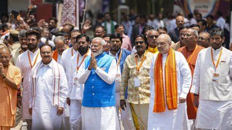 Narendra Modi:বারাণসীতে জাঁকজমক ভাবে মনোনয়ন জমা দিলেন প্রধানমন্ত্রী মোদী