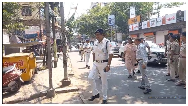 Howrah: পঞ্চম দফা ভোটে হাওড়ায় এক আবাসনের গেটে ঝোলানো হলো তালা