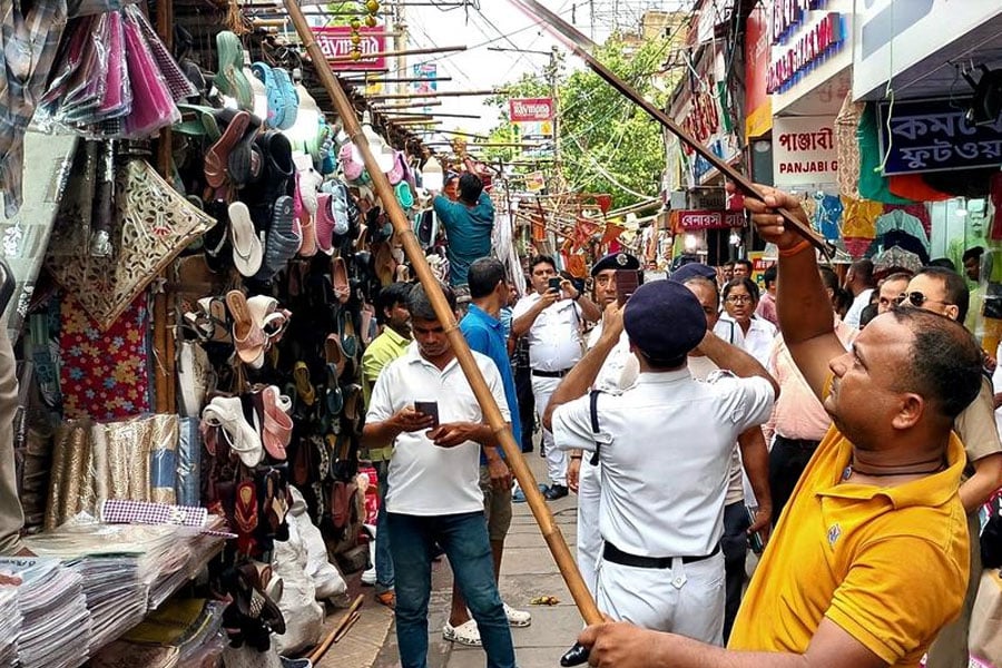 Hawker Survey: হকার সার্ভেতে রাজ্য সরকার, মুখ্যমন্ত্রীর নির্দেশে গড়িয়াহাট পরিদর্শনে দেবাশিস কুমার