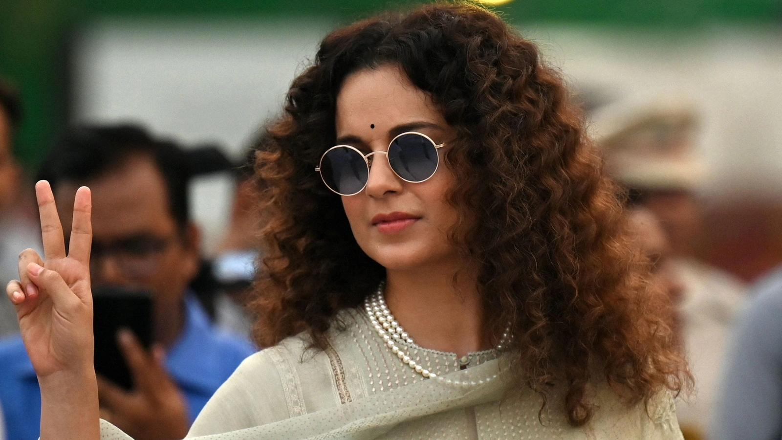 Kangana Ranaut: শিন্ডেকে ‘বিশ্বাসঘাতক’ তোপ শঙ্করাচার্যর! পাল্টা জবাব দিতে মাঠে নামলেন কঙ্গনা