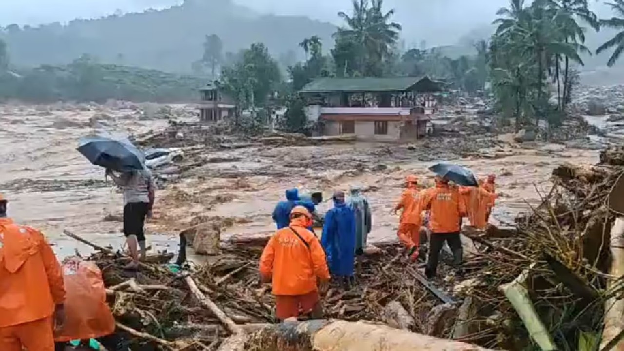 Kerala Land Slide: কেরলে ধসের কারণে চাপা পরে শতাধিক, মৃতদের পরিবারকে আর্থিক সাহায্য প্রধানমন্ত্রীর