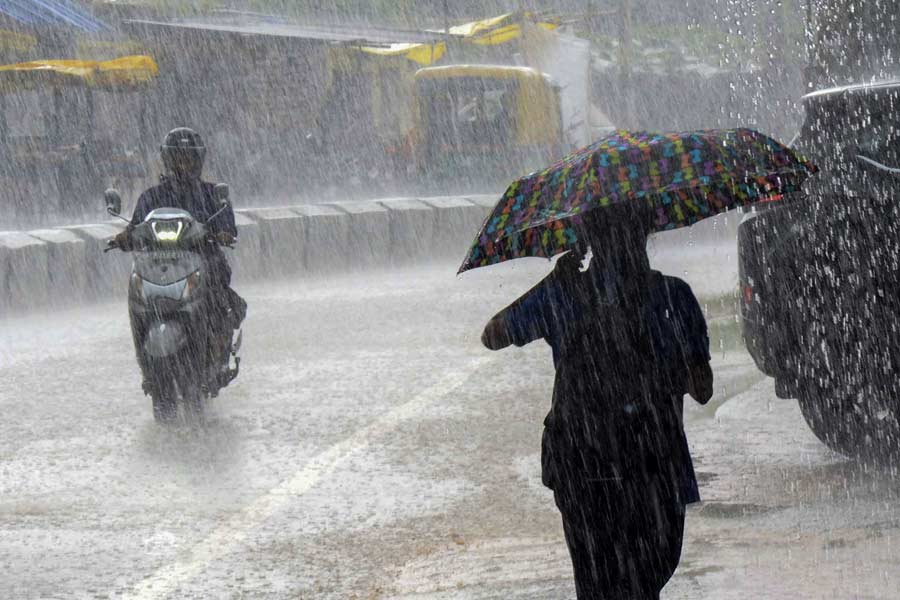 Weather Report: সপ্তাহের মধ্যভাগে দক্ষিণবঙ্গে কমবে নিম্নচাপের প্রভাব, উত্তরবঙ্গের পাঁচ জেলায় ভারী বৃষ্টির সতর্কতা