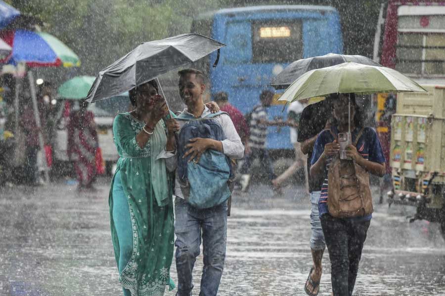 Weather Report: সপ্তাহান্তে ভারী থেকে অতি ভারী বৃষ্টিতে ডুববে কলকাতা, কমলা সতর্কতা জারি বেশ কয়েকটি জেলায়