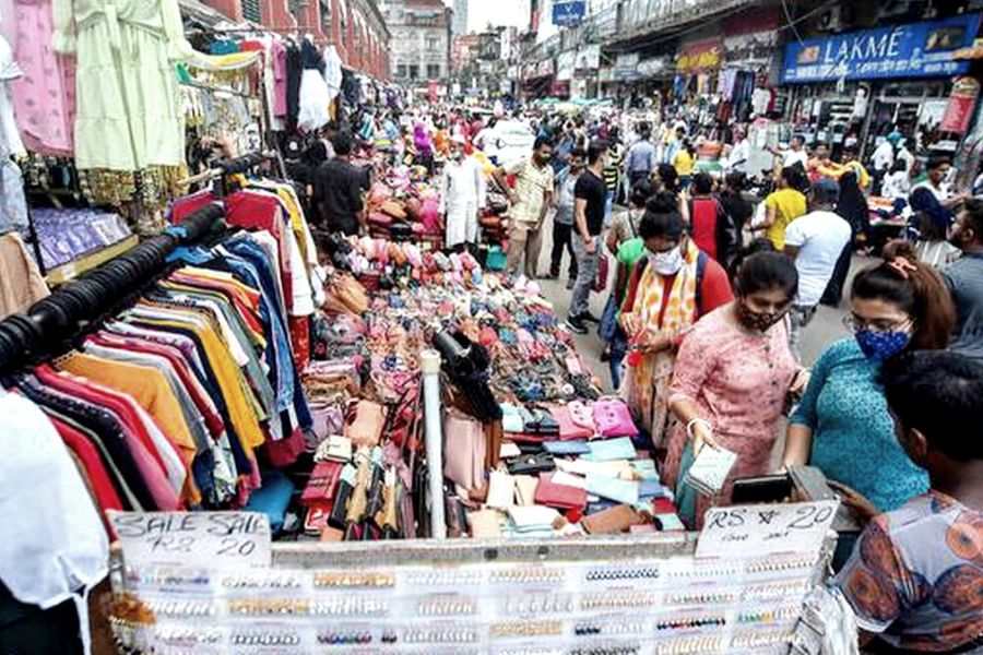 Durga Puja 2024: হাতে কেনাকাটার ব্যাগ, পুজোর আবহে জনস্রোত এসপ্ল্যানেড-গড়িয়াহাট