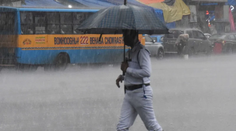 Weather Report: দক্ষিণবঙ্গের বিভিন্ন জায়গায় অতিভারী বৃষ্টির সতর্কতা জারি, নিম্নচাপের জেরে ভাসবে কলকাতা