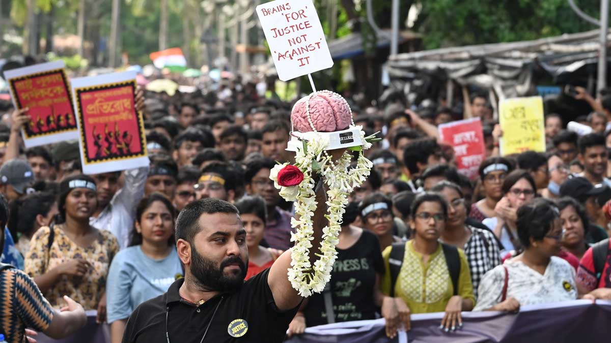 Doctors Protest: সুপ্রিম কোর্টের নির্দেশের পরেও এখনও কাজে যোগ দেননি জুনিয়র চিকিৎসকেরা! মঙ্গলবার শুনানিতে কী যুক্তি দেখবেন তাঁরা চলছে প্রস্তুতি