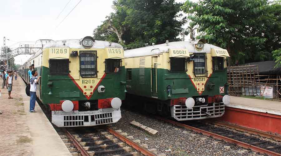 Local Train: মুশকিল আসান পূর্ব রেলের! পুজোর চারদিন শিয়ালদহ ও হাওড়া ডিভিশনে চলবে কয়েকটি বিশেষ লোকাল ট্রেন