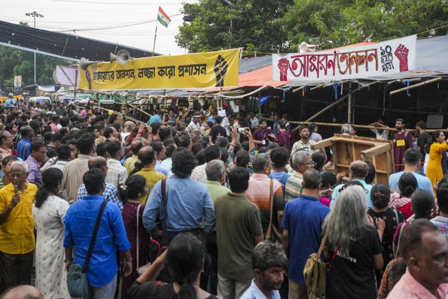 Junior Doctors: ১০ দফা দাবি নিয়ে ‘গণস্বাক্ষর সংগ্রহে’ জুনিয়র চিকিৎসকেরা, এই কর্মসূচির আনুষ্ঠানিক সূচনা হবে ধর্মতলার অনশনমঞ্চ থেকে