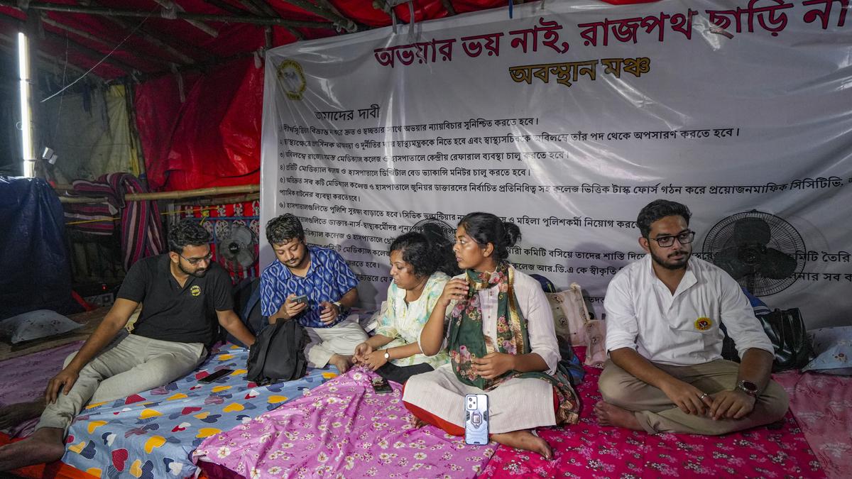 Junior Dr Protest: ‘ধর্মতলার রাস্তা ছেড়ে বসতে বলা হোক’, আইনজীবীর আর্জিতে হস্তক্ষেপ করল না উচ্চ আদালত