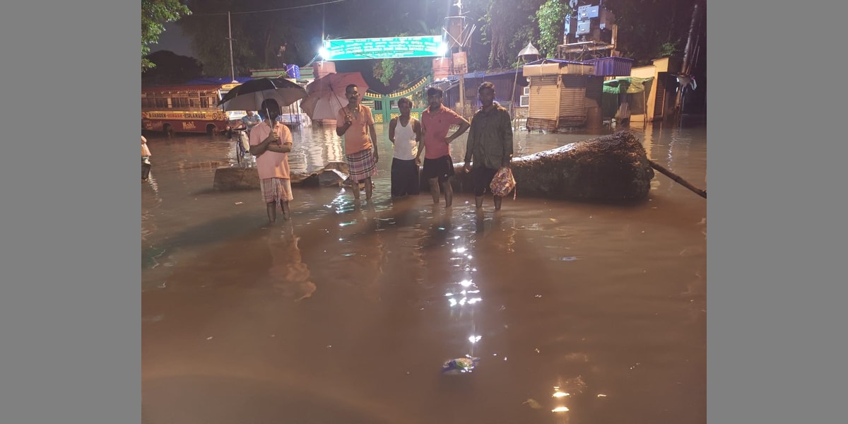 Howrah: দানার প্রভাবে জলমগ্ন হাওড়া, রাস্তায় গাছের গুড়ি ফেলে প্রতিবাদ শিবপুরে