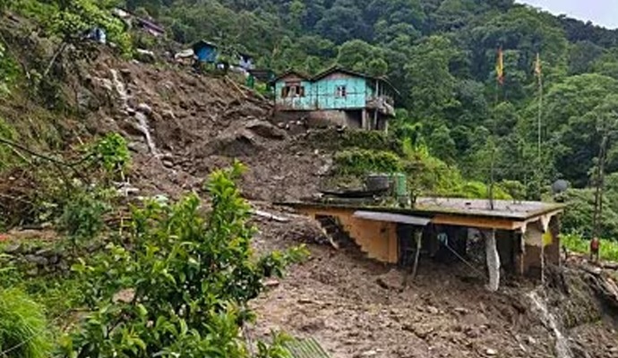 North Bengal Landslide: ফের ধসের কারণে বন্ধ ১০ নম্বর জাতীয় সড়ক, বিপর্যস্ত উত্তরবঙ্গ