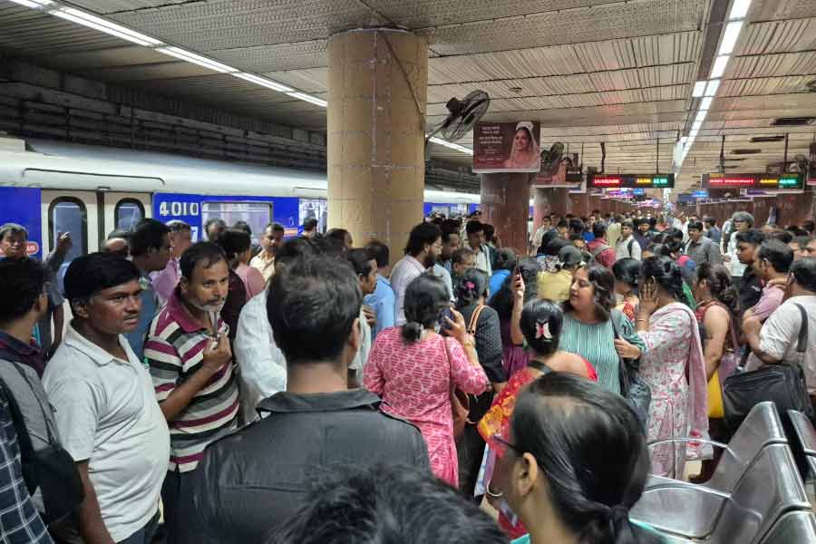 Kolkata Metro : দমদম থেকে কবি সুভাষ মেট্রোয় বিভ্রাট, ফের হেনস্তার শিকার নিত্য যাত্রীরা