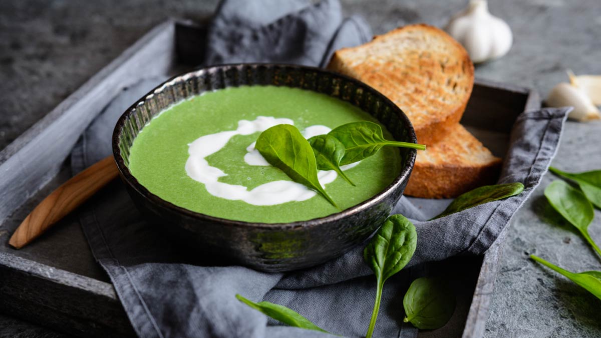 Soup Recipe: একঘেয়ে পালং শাকের ঘন্ট ছেড়ে এবার চেখে দেখুন ভিন্ন স্বাদের পালং, এই শীতে বাড়িতেই বানিয়ে ফেলুন গরম গরম চিজ়-পালং স্যুপ